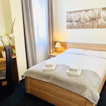 Hotel Seven 7 Калиш Экстерьер фото