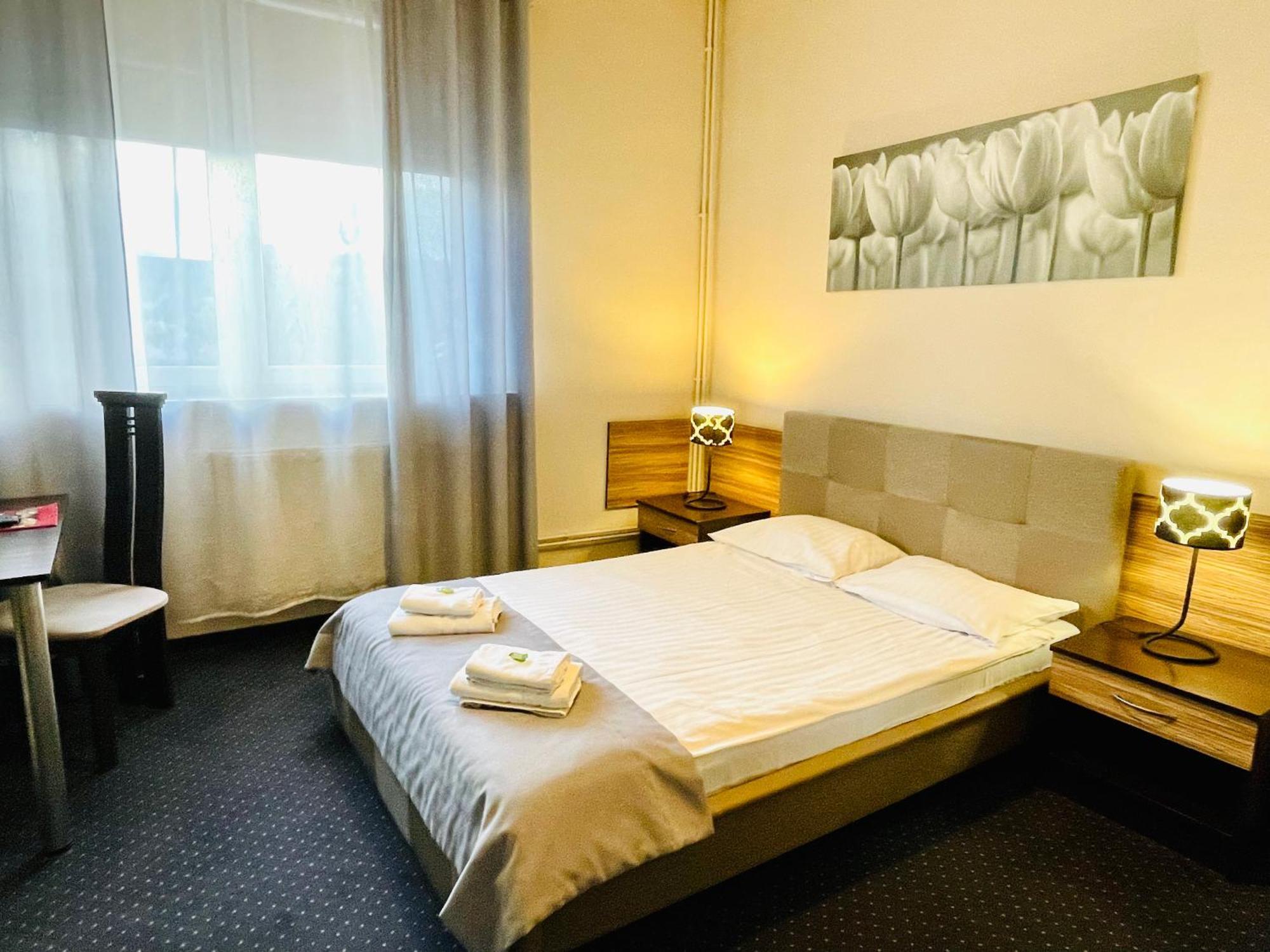 Hotel Seven 7 Калиш Экстерьер фото
