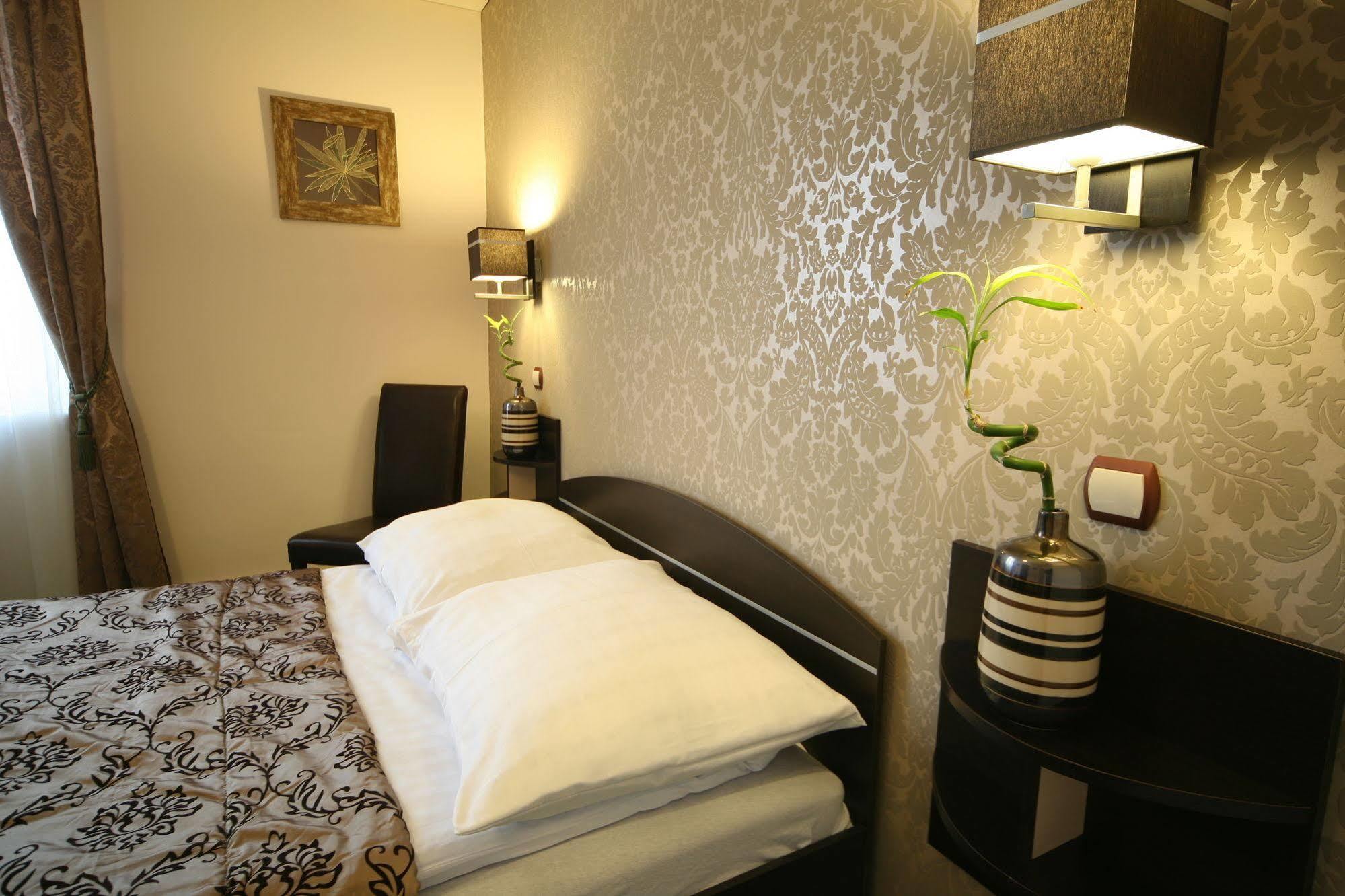 Hotel Seven 7 Калиш Экстерьер фото